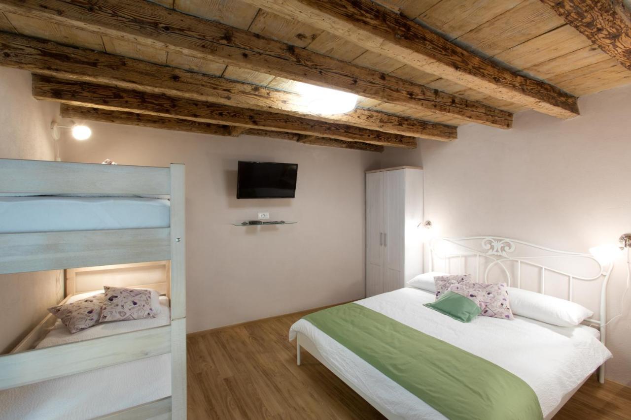 Guesthouse Centrum B&B Izola Bagian luar foto