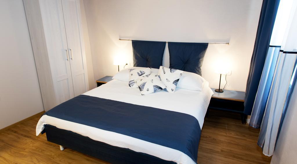 Guesthouse Centrum B&B Izola Bagian luar foto