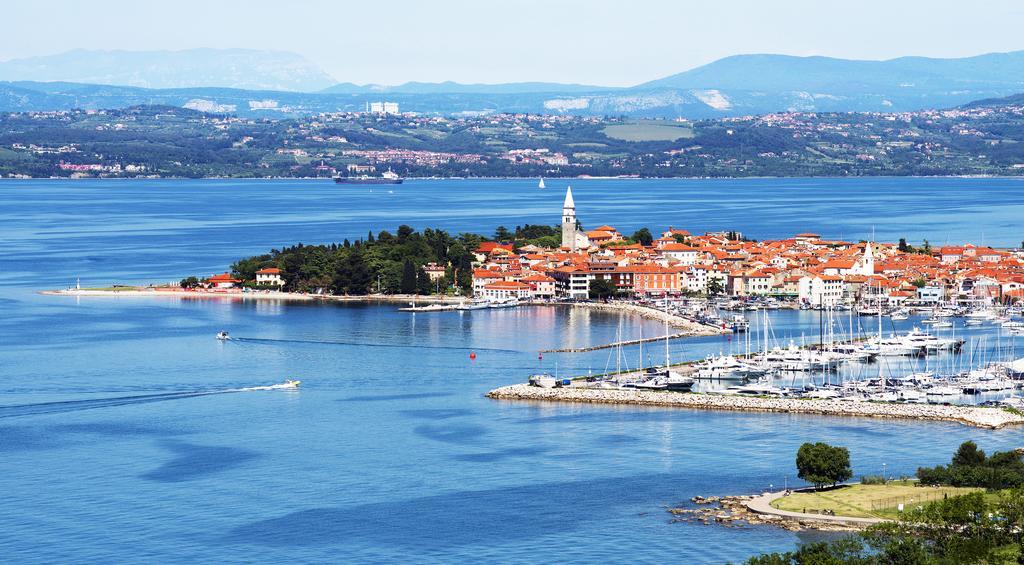 Guesthouse Centrum B&B Izola Bagian luar foto